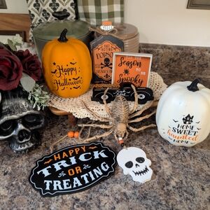 Halloween Decor Set with Pumpkins and Skull
